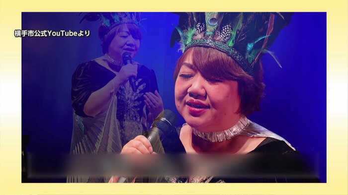 自前の衣装で歌い上げる西川課長