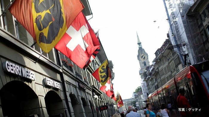 スイス国旗と並ぶベルンの紋章が書かれた旗（写真：ゲッティ）