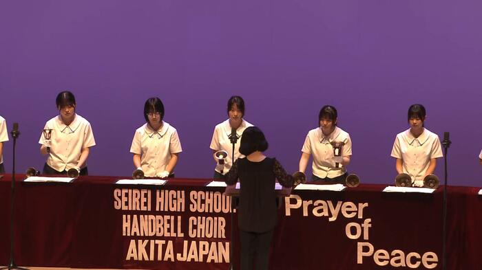 秋田の生徒たちのステージ「ハンドベル」