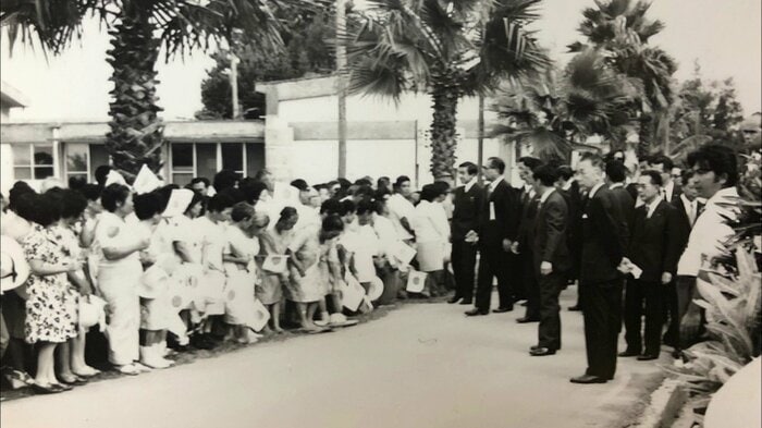 昭和50（1975）年7月　国立療養所 沖縄愛楽園をご訪問（写真提供：沖縄愛楽園自治会）