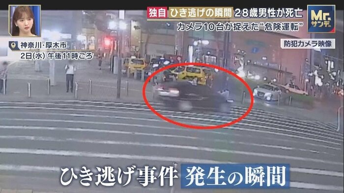 加速しながら交差点を左折していった黒い車