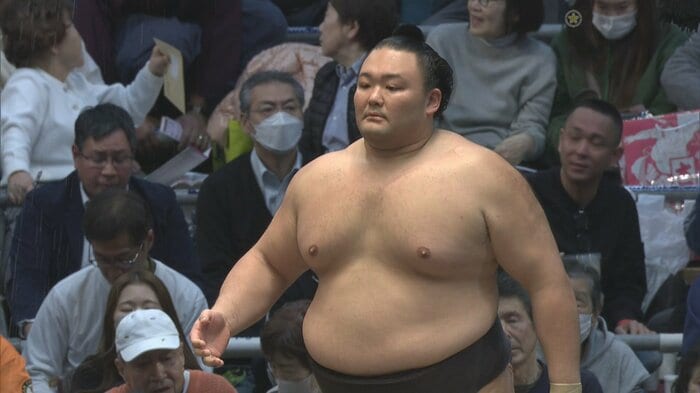 千代翔馬との取組に臨む朝乃山（11日・日本相撲協会提供）