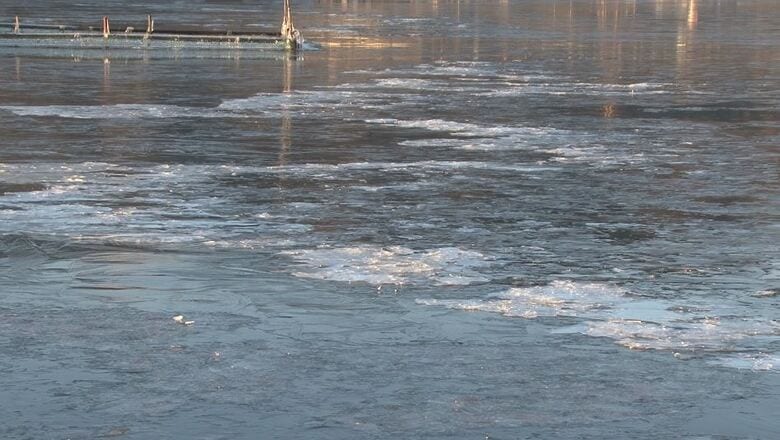 諏訪湖が「全面結氷」今シーズン初　「御神渡り」に期待　観察22日目「本当に久しぶり。真冬日が続いて氷が厚くなって」｜FNNプライムオンライン