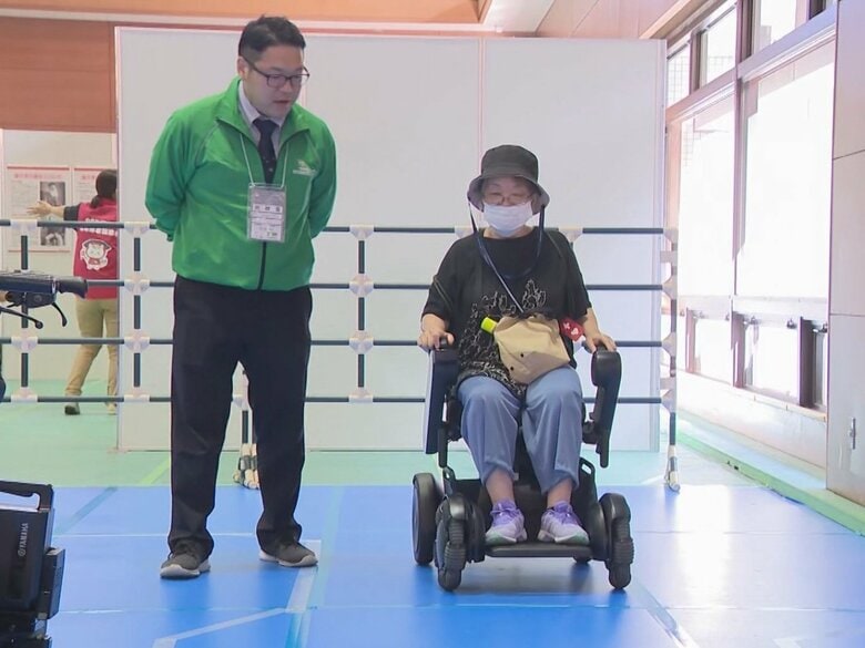 狭い所で使いやすい電動車いすなど…最新の福祉用具を紹介するイベント “ねんりんピック岐阜”の会場で開催｜FNNプライムオンライン
