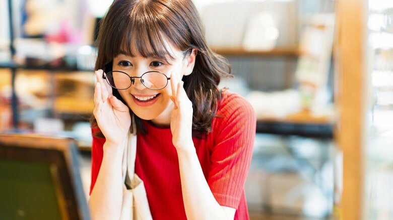似合うメガネの条件はたった2つ！輪郭とフレームの相性よりも大事な「サイズの法則」と目が小さく見えない選び方｜FNNプライムオンライン