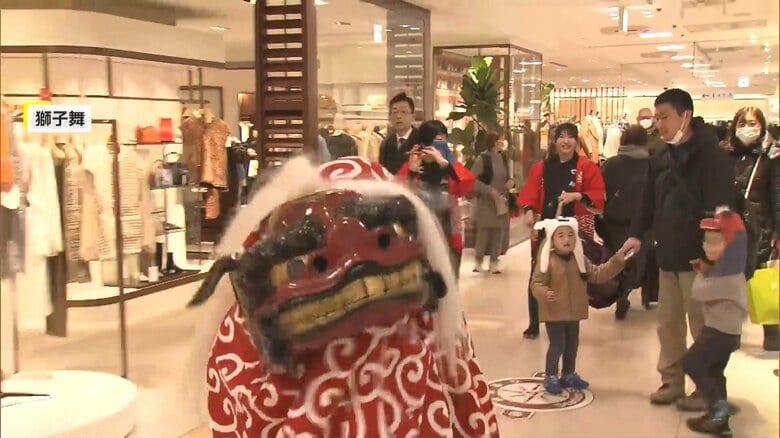 お正月恒例の初売りに変化　都内百貨店で元日の初売りはゼロに　お得感のある福袋に人気…大量に購入する外国人観光客も｜FNNプライムオンライン