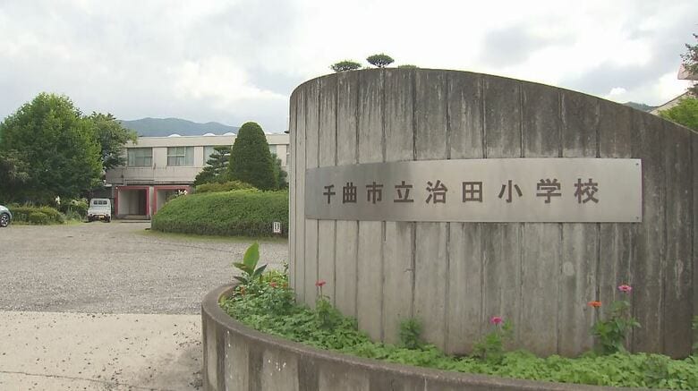 音楽教師が小学校から楽器を盗む　57歳男を逮捕　勤務先の小学校に侵入、楽器14万2000円相当を盗んだ疑い　前任の中学校の楽器を売却、約30万円を着服したとして懲戒免職「ギャンブルなどに使った」｜FNNプライムオンライン