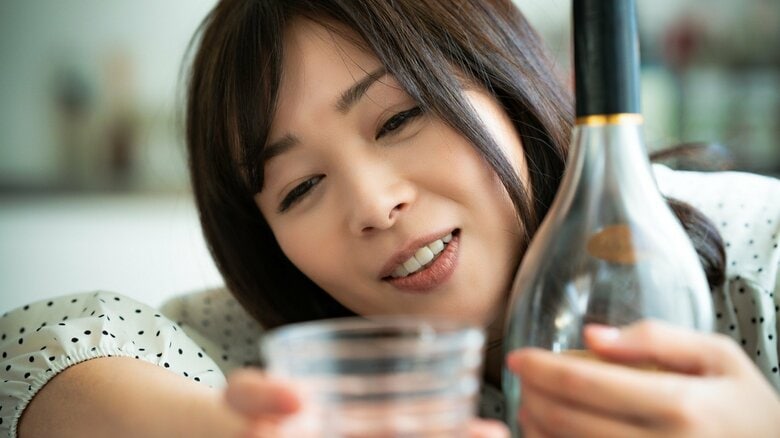 飲んだ後に「反省会」をやりがちな人は注意!お酒の席でトラブルを起こしがちなタイプとすぐに試せる予防策|FNNプライムオンライン