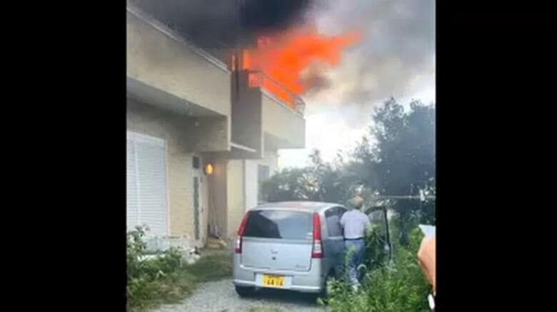 「自分の家が火事」　福岡市博多区月隈で２階建て住宅全焼　焼け跡から性別不明の遺体発見　７０代男性を病院搬送｜FNNプライムオンライン