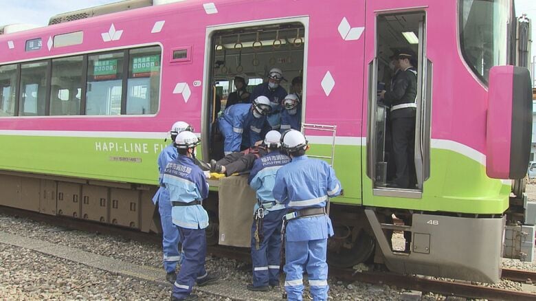 踏切内での車との衝突事故を想定し対応訓練　けが人の救出手順などを確認　ハピラインふくいが警察や消防との連携強化｜FNNプライムオンライン