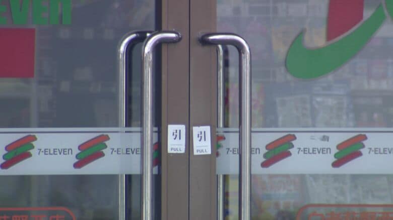 【コンビニ強盗】刃渡り30センチの包丁所持で逮捕された自称・30歳の男…直前に“コンビニ強盗”していた！「金を出せ」と女性店員脅し缶チューハイ1本奪い逃走→自ら通報〈北海道白老町〉｜FNNプライムオンライン