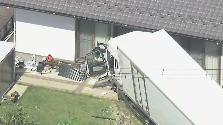 トラックが対向の軽乗用車と衝突「飛び込んできたみたいな感じで」道路脇の住宅に突っ込む…軽は大破しぐちゃぐちゃに｜FNNプライムオンライン
