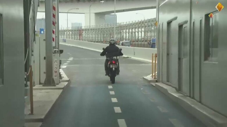 強風でバイクふらふら　運転手思わず「風つえ～！」…火事の煙は流され一面真っ白　きょうさらに強い可能性　東京｜FNNプライムオンライン