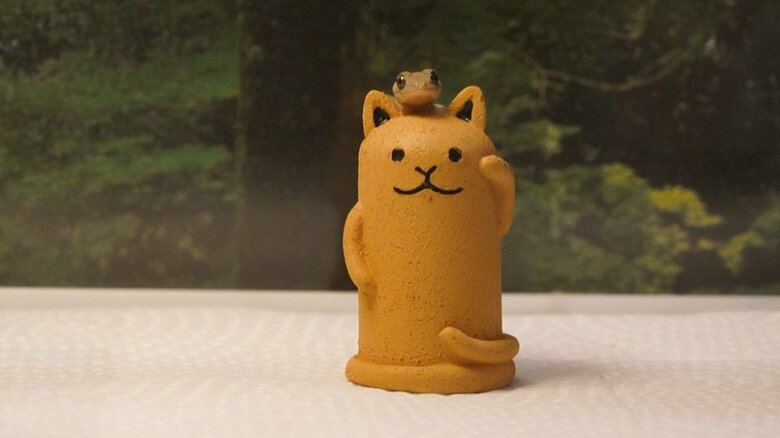 猫ハニワの上で決め顔するチビヤモちゃん