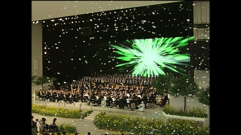 皇太子さまがオルゴールを鳴らすとステージが光に包まれた