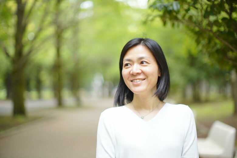 「『探究』する学びをつくる」の著者藤原さとさんは自ら「こたえのない学校」を設立