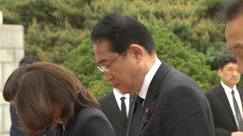 7日午後、ソウルの国立墓地を訪れた岸田首相