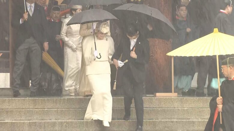 明治神宮の参拝でバランスを崩される場面も　2024年4月