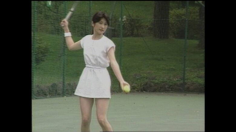 テニスをされる紀子さま