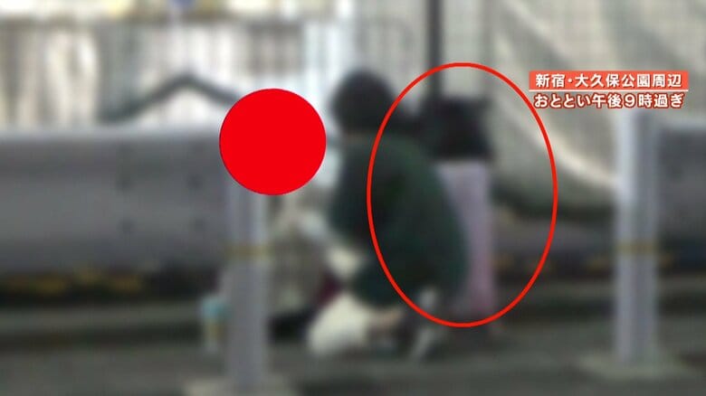 大きなキャリーバッグを持った女性に声をかける