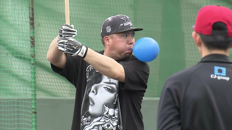 風船を膨らませながらのバッテイング練習①