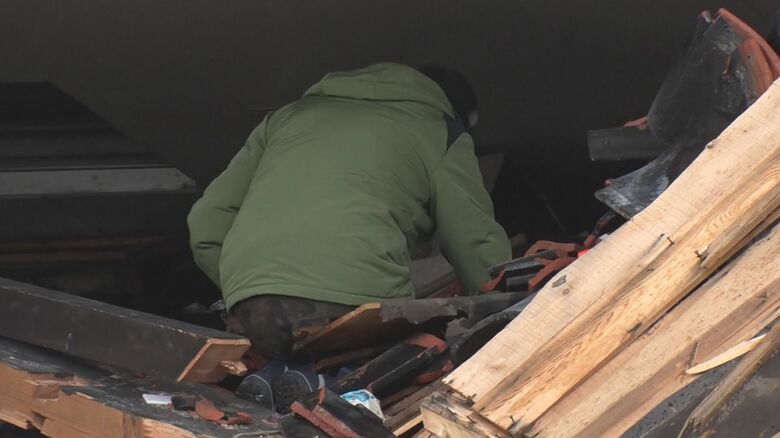 思い出の品を探す楠さん