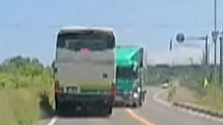 衝突の直前、高速バスにはブレーキランプがついていた　