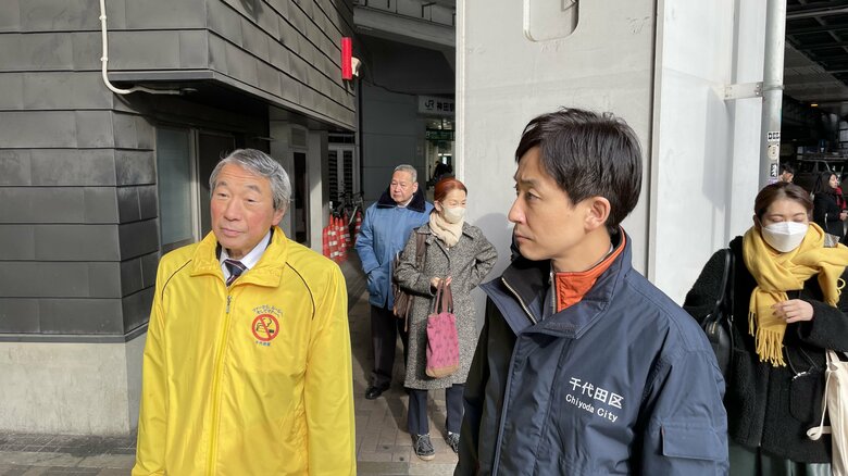 ねずみ駆除作戦の陣頭指揮をとる樋口高顕千代田区長