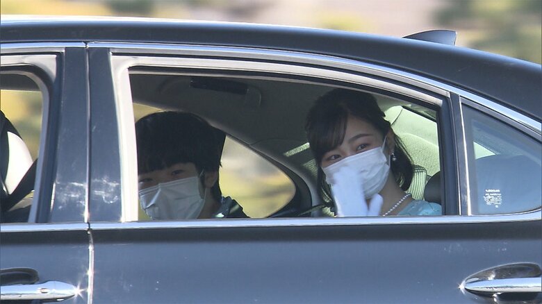 車の窓を開けて、にこやかに手を振られる佳子さまと悠仁さま