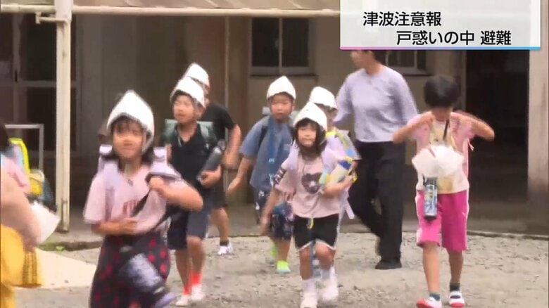 高台へ避難する児童たち