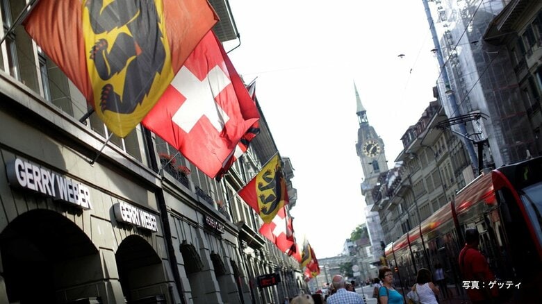 スイス国旗と並ぶベルンの紋章が書かれた旗（写真：ゲッティ）