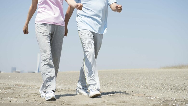1日30分程度の散歩だけでも効果があるという（写真：イメージ）
