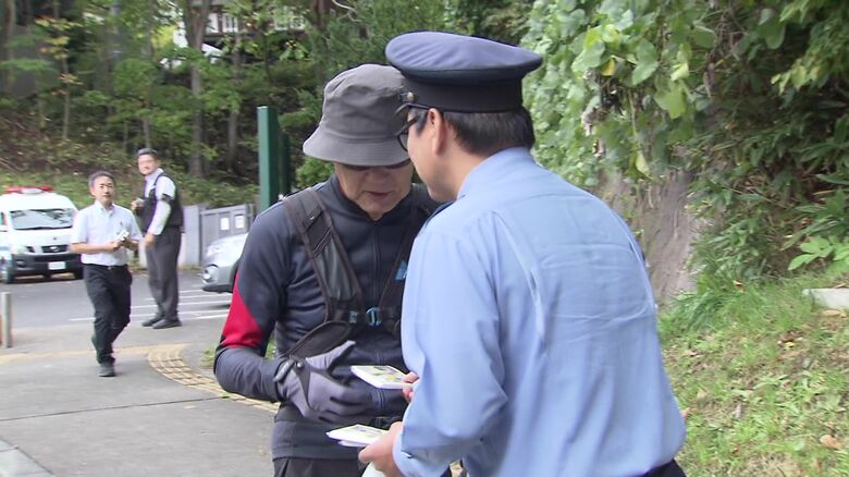 登山客に呼びかけをする警察官