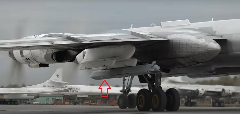 Tu-95MSベアH爆撃機の主翼下に吊り下げられたKh-101巡航ミサイル(非核)(核弾頭搭載のタイプはKh-102とされる)(ロシア国防省公式映像 Youtube)