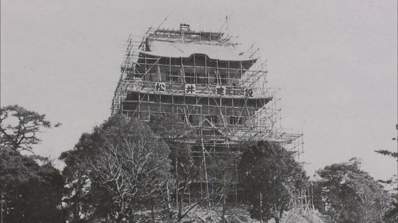 再建中の天守閣　『目で見る小田原の歩み』より