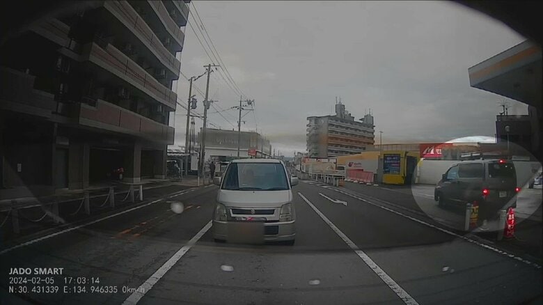 逆走でガソリンスタンドに入っていった車（右側）