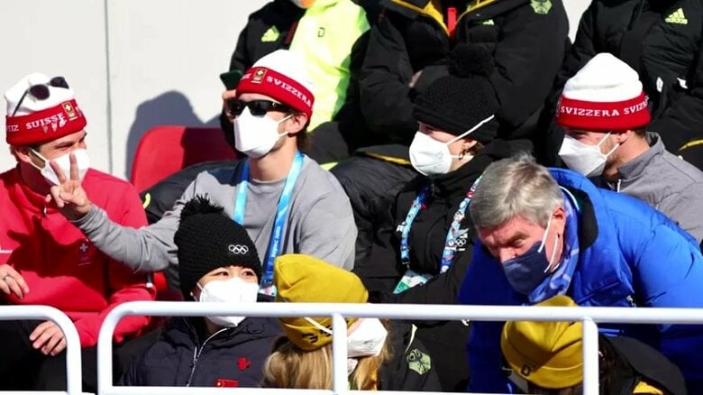 競技会場に現れた彭帥さんとIOCバッハ会長（8日）