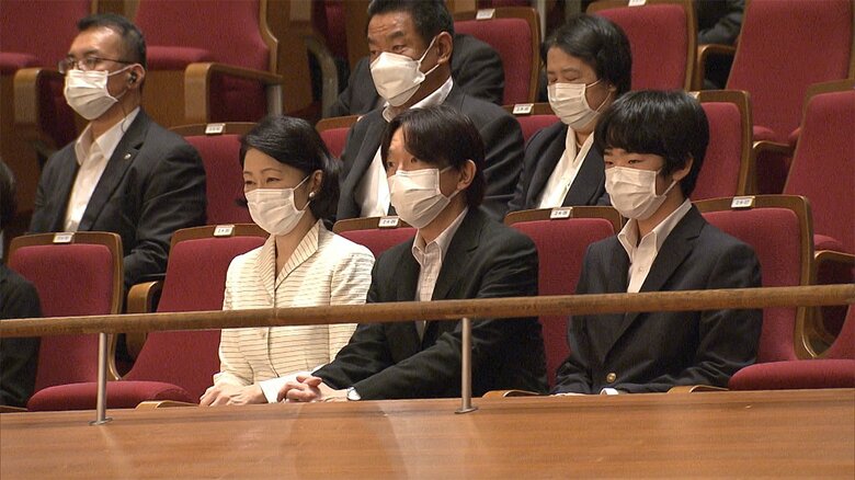 中野サンプラザで、軽音楽を鑑賞される秋篠宮ご夫妻と悠仁さま
