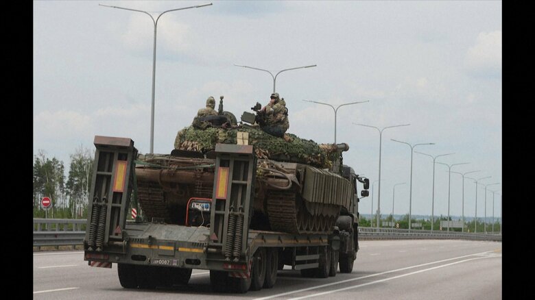 モスクワに通じる高速道路「M4」を北上する戦車を載せたタンクトランスポーター（6月24日）