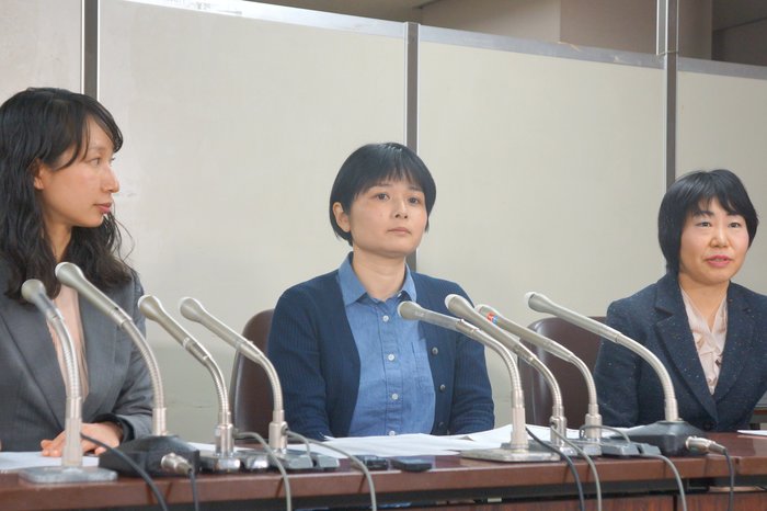 東京地裁に提訴した石田郁子さん（中）（画像提供：弁護士ドットコムニュース）