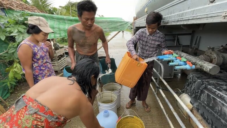 給水車が来ると住民がバケツを持ち寄る