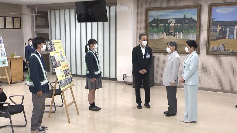 道路のパトロールを続ける生徒から説明を受けられた