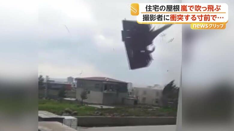 飛んできた屋根は隣の建物に衝突した