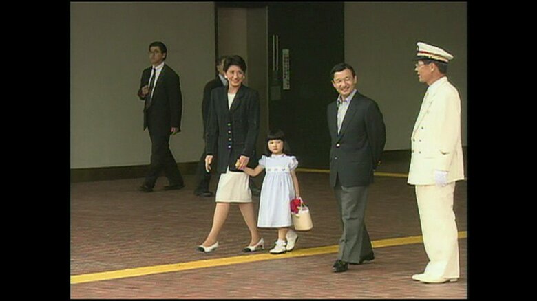 平成17（2005）年8月　JR那須塩原駅に到着された皇太子ご一家