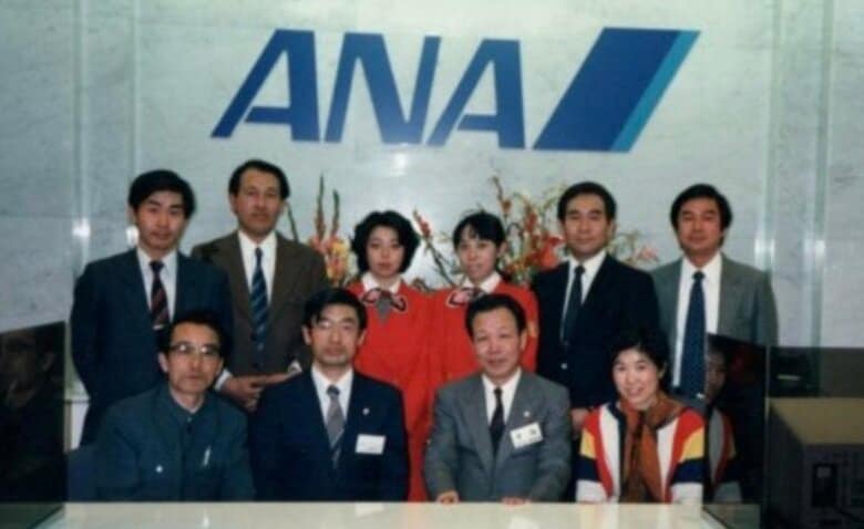 北京支店で勤務する尾坂氏 後列 左端が尾坂氏 1987年撮影