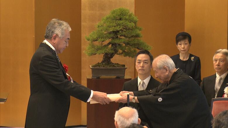 恩賜賞・日本芸術院賞を受賞した建築家・隈研吾さん（左）