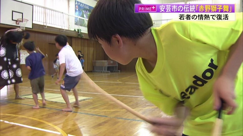 他の人の動きに合わせて太鼓をたたく有光健くん