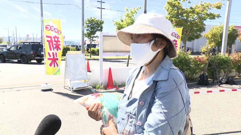 特別価格に喜ぶ買い物客