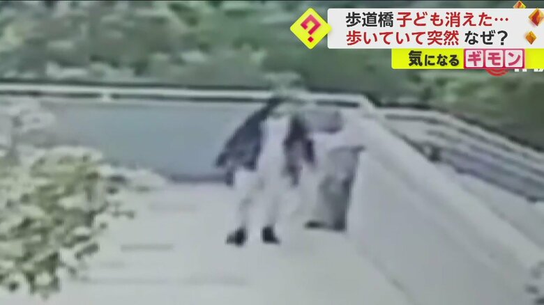 歩道橋の上を歩いている子ども（IHA）