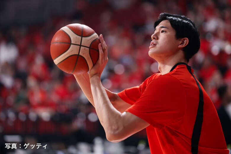 日韓戦に欠場するも会場でウォーミングアップする渡邊雄太（5日、東京・有明アリーナ）